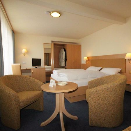 מיירסבורג Hotel Garni Eden מראה חיצוני תמונה