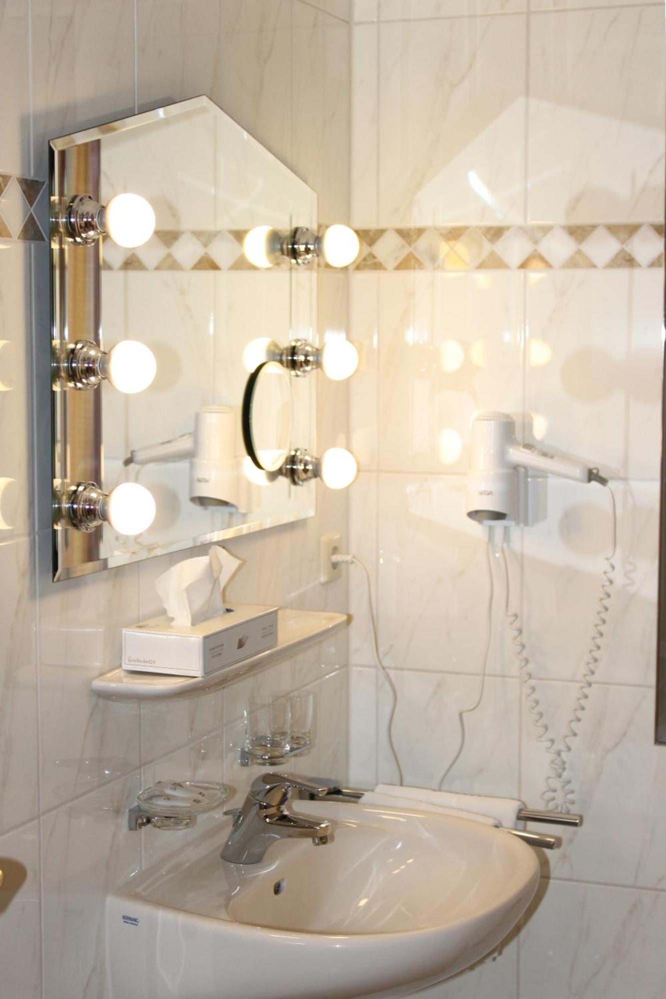 מיירסבורג Hotel Garni Eden מראה חיצוני תמונה