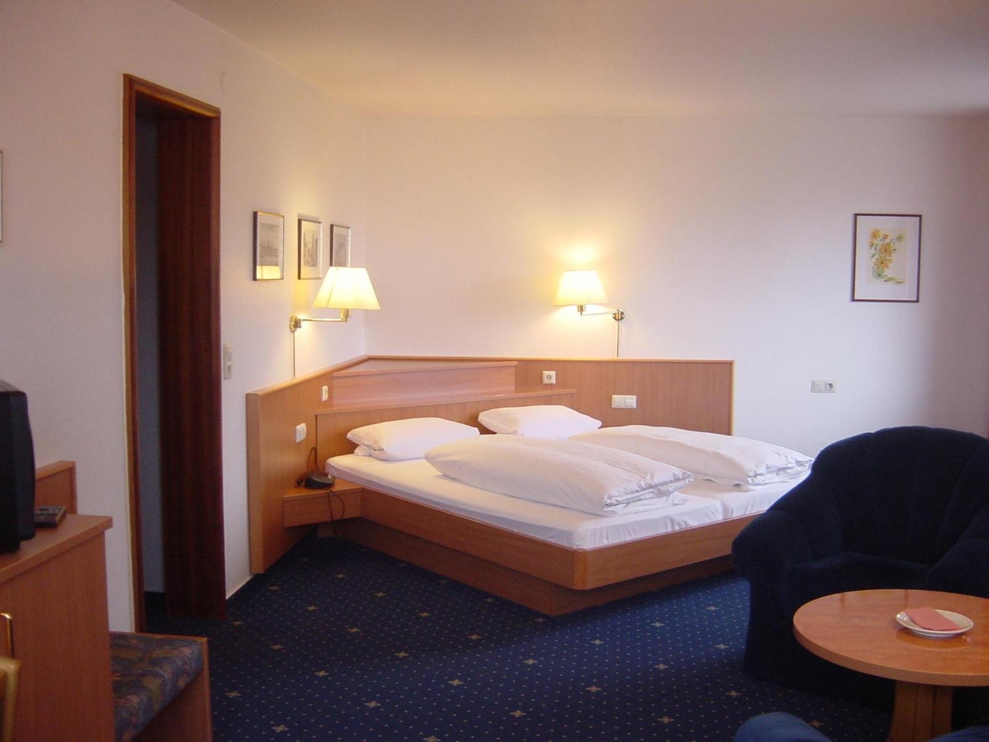 מיירסבורג Hotel Garni Eden מראה חיצוני תמונה