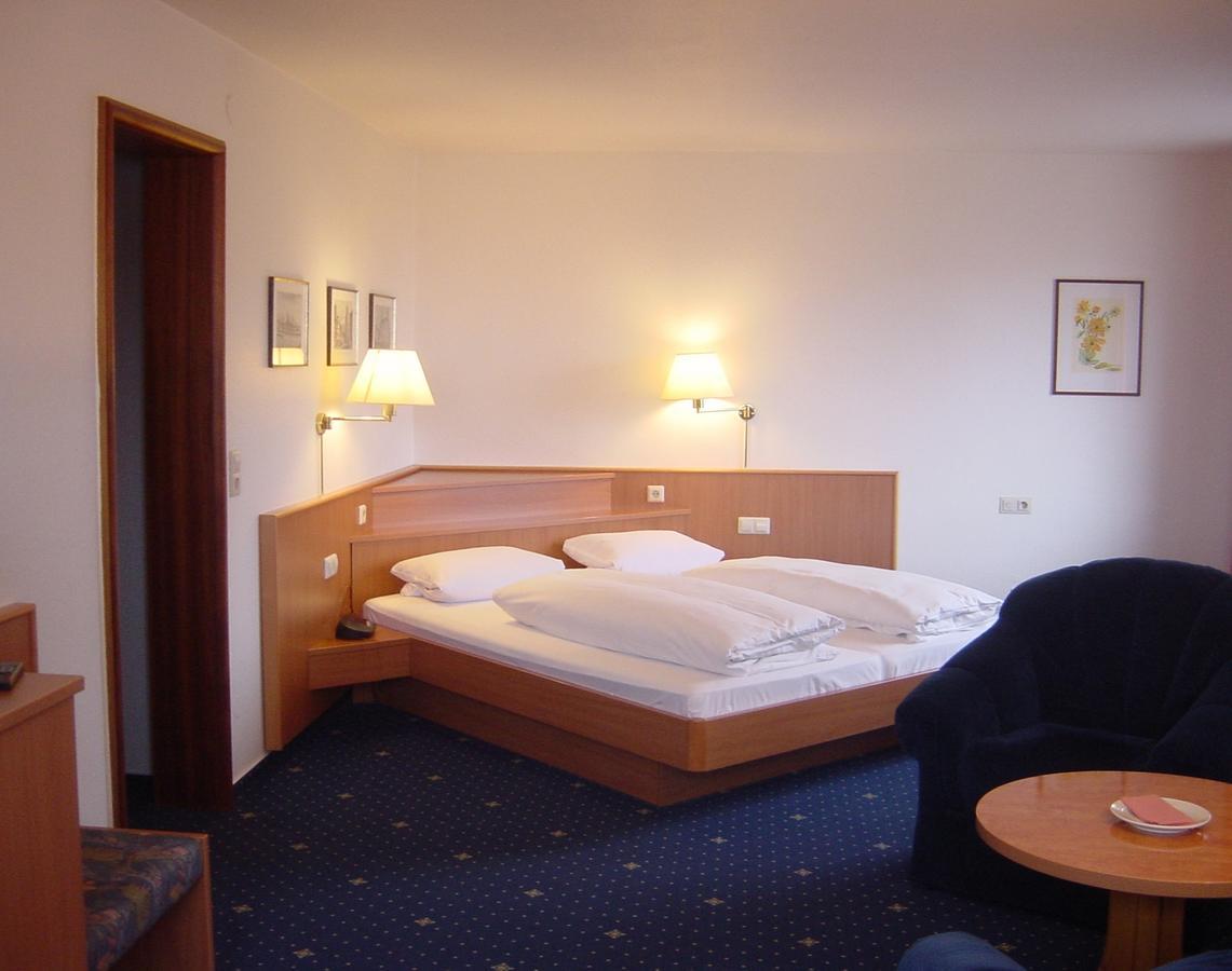 מיירסבורג Hotel Garni Eden מראה חיצוני תמונה